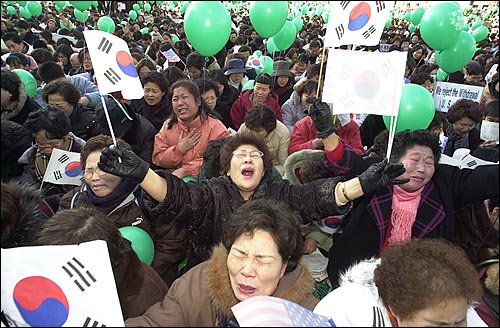 참석자들이 태극기와 성조기를 들고 통음기도를 하고 있다. 